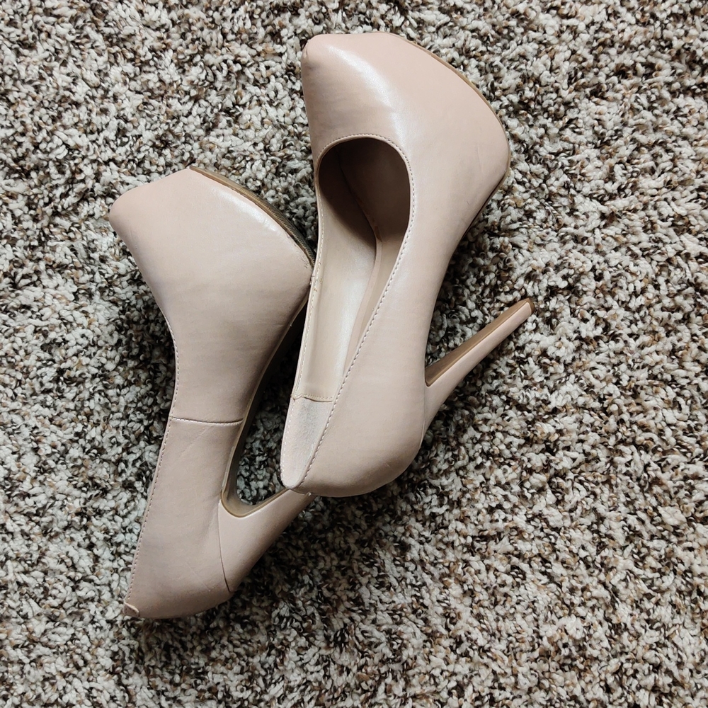 Steve Madden nude pumps size 6.5